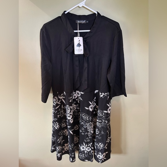 Elegant Black and White Floral Dress - Picture 2 of 6